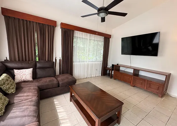 Coastal Comfort Spacious Second-floor Getaway Сasa de vacaciones Coco