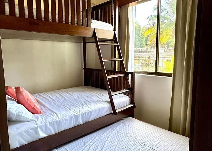Сasa de vacaciones Coastal Comfort Spacious Second-floor Getaway Coco