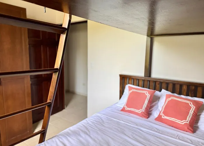 Coastal Comfort Spacious Second-floor Getaway Сasa de vacaciones Coco