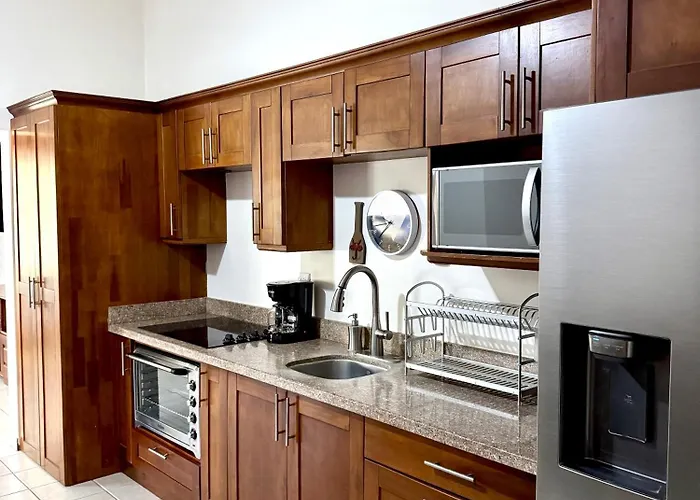 Coastal Comfort Spacious Second-floor Getaway Сasa de vacaciones